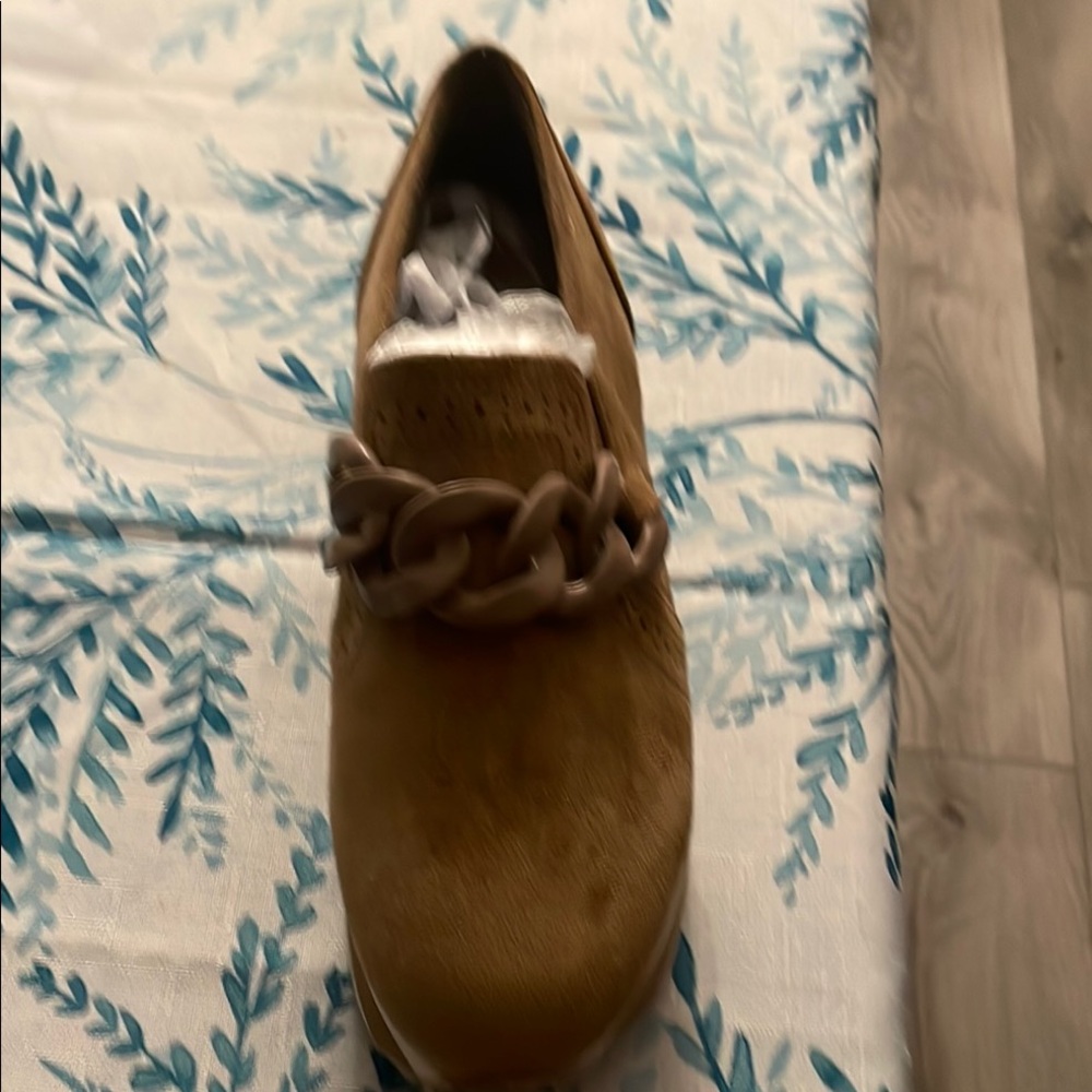 Pierre Dumas Tan Flats for Effortless Style